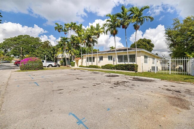 Foto del edificio - 841 NE 90th St