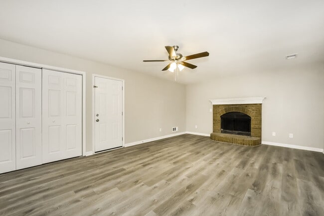 Building Photo - 2106 Winsburg Dr