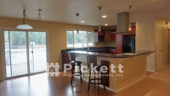 Foto del edificio - 3 Bedroom Lake Front Home on Lake Tahuyeh