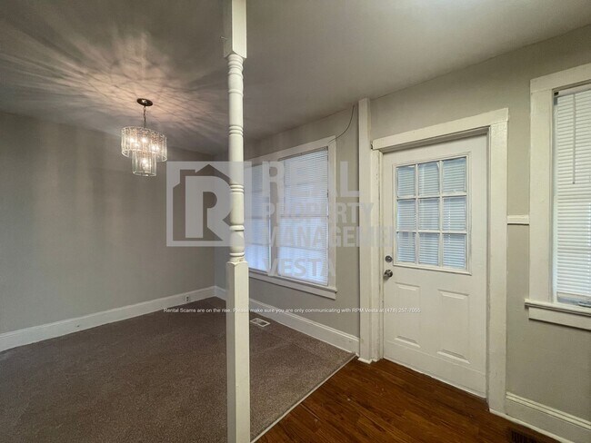 Building Photo - Charming Two Bedroom Home