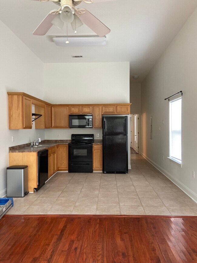Kitchen - 4901 Coliseum St