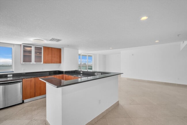 Building Photo - 1800 N Bayshore Dr
