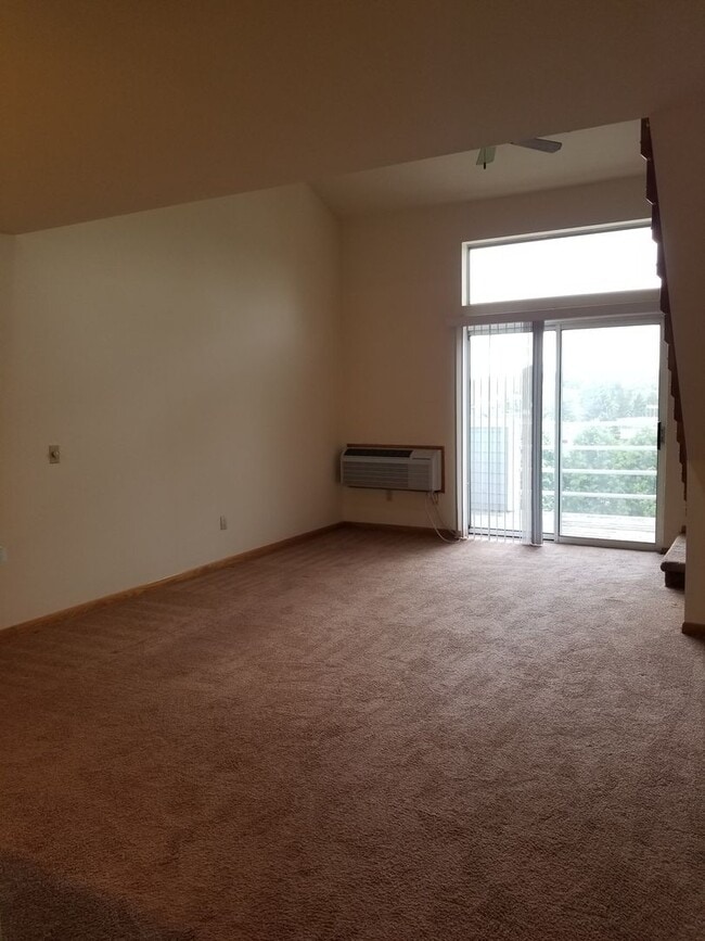 Building Photo - Cozy One Bedroom Loft Available NOW!