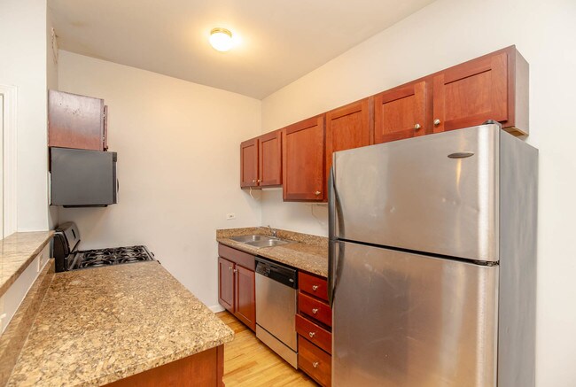 Building Photo - 931 W Leland Ave