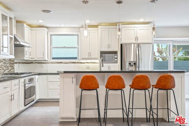 Foto del edificio - 6134 Longridge Ave