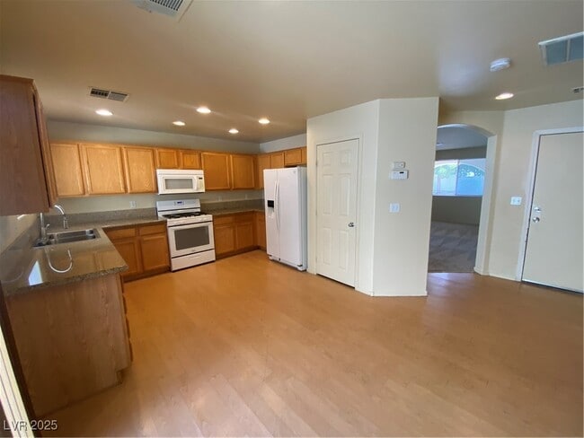 Building Photo - 3945 Bayamon St