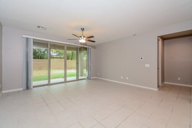 Foto del edificio - 906 E Davis Ln.