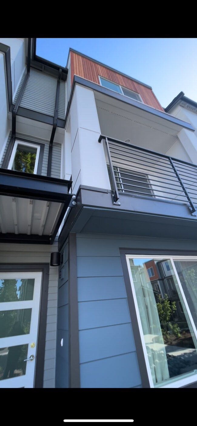 puerta principal - 14527 1st Ave NE