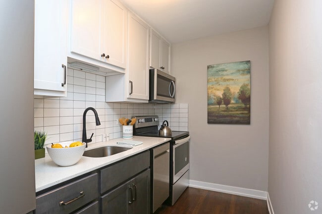 Interior Photo - District @ Sheridan - 5536 N Sheridan Rd