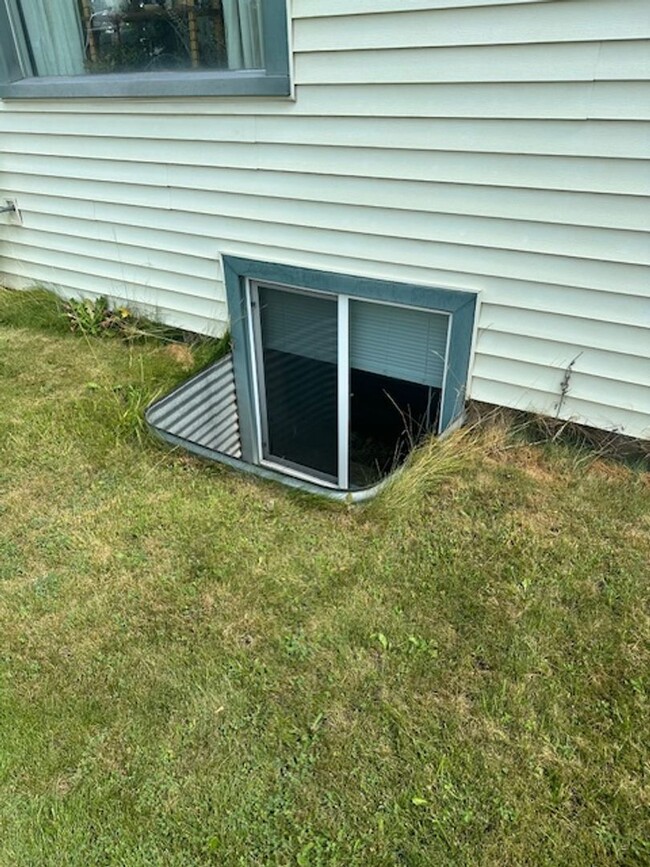 Building Photo - Hey Students.  3 bedroom Mid town off Step...
