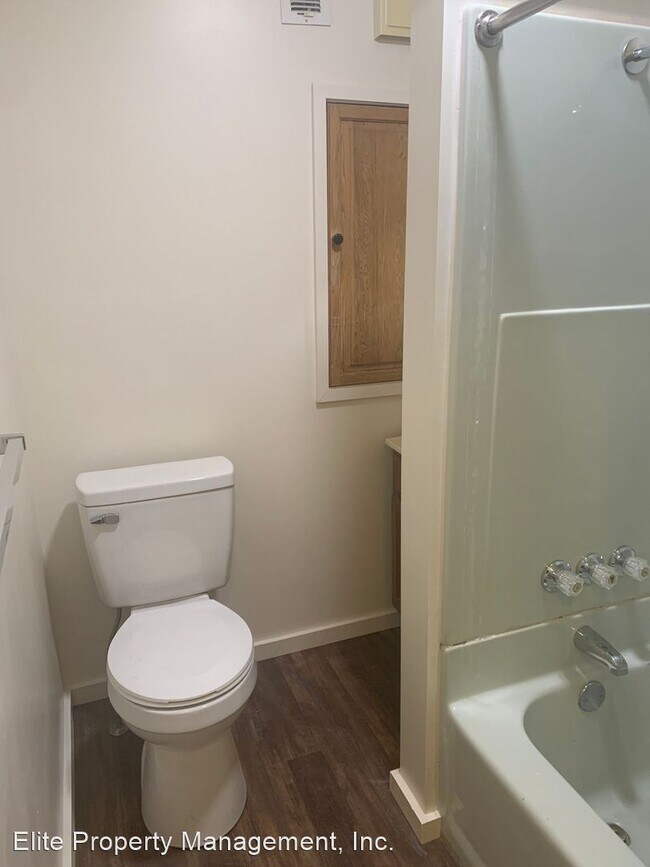 Building Photo - 3 br, 1 bath House - 734 W King St, 2nd Floor