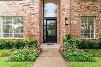 Building Photo - 10451 Enchanted Meadow Dr