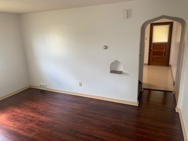 Building Photo - Spacious 2-bedroom 1-bath Townhome, Christ...