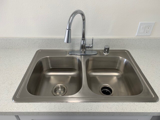 Foto del edificio - 2449 S Barrington Ave