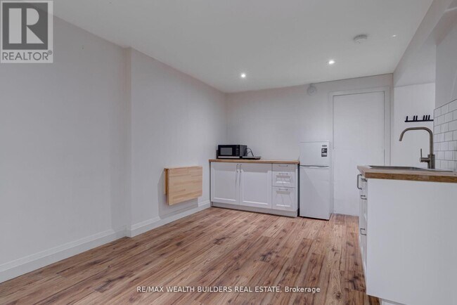 Photo du bâtiment - 172 Indian Rd Crescent