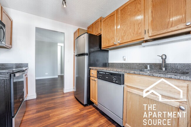 Building Photo - 2BR1BA in River North!