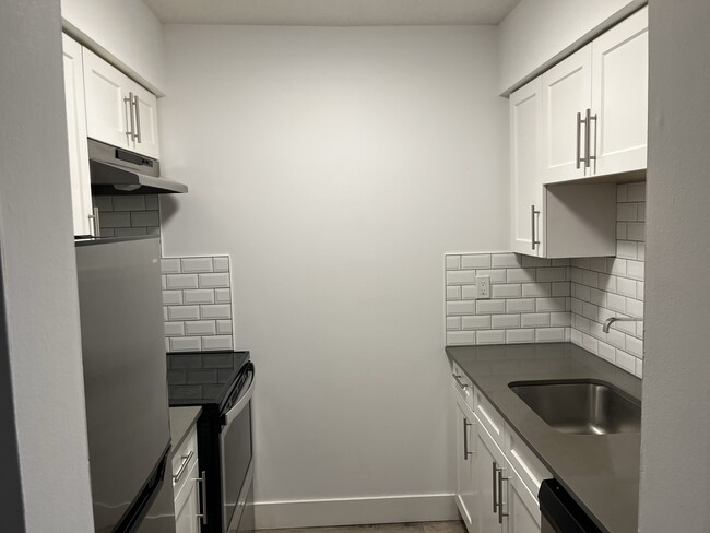 Building Photo - 825 8th Av E