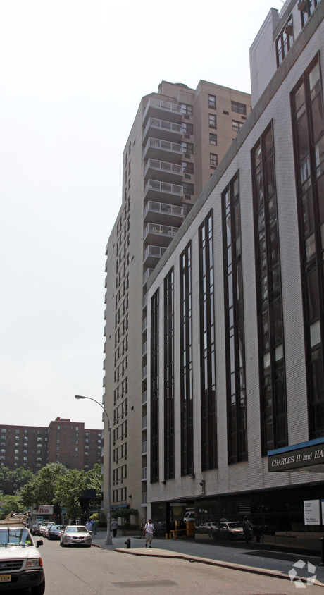 Building Photo - 350-156 E 17th St