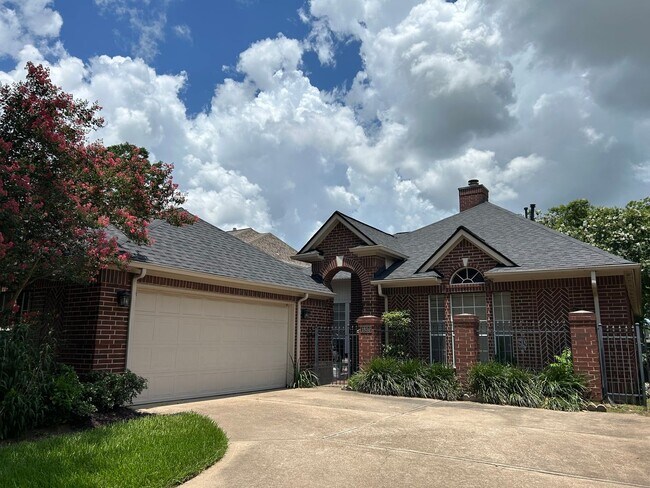Building Photo - Spacious Comfort & Prime Location on the G...