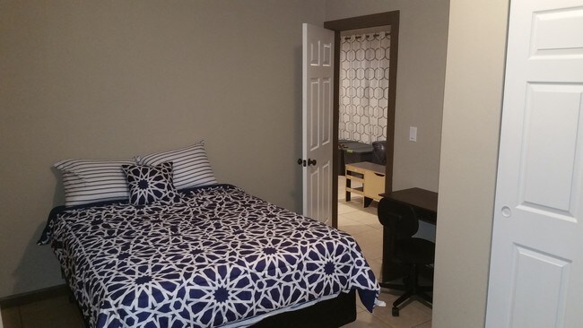 Dormitorio 2 - 12877 Glenoaks Blvd