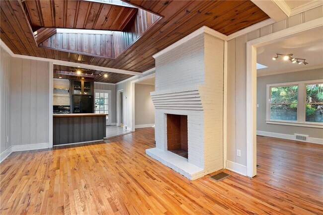 Foto del edificio - 607 Lakeshore Dr NE