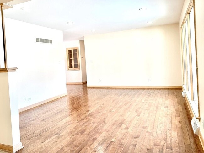 Building Photo - Lovely Mequon Ranch Home