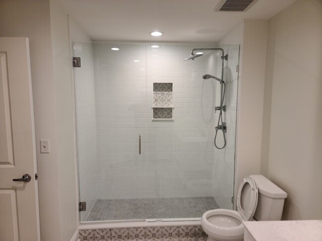 Building Photo - Gorgeous 1 bedroom, 1 bathroom condo in Mo...
