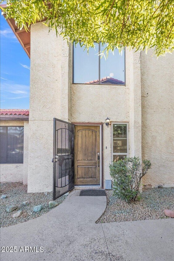 Foto principal - 2437 E Tracy Ln