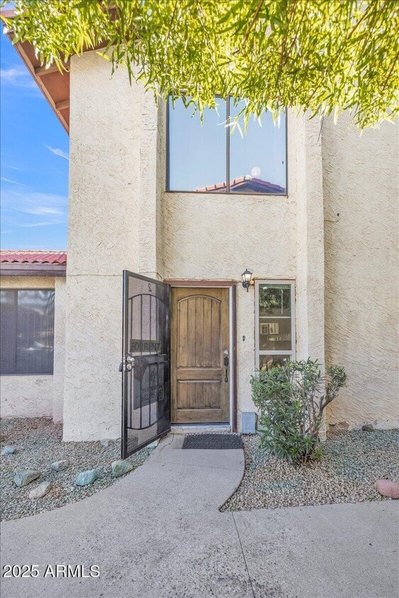 Primary Photo - 2437 E Tracy Ln