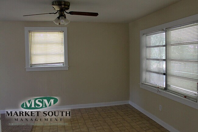 Foto del edificio - ~APPLICATION PENDING~GREAT NEIGHBORHOOD!  ...