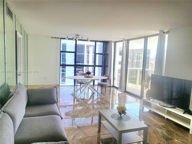 Foto del edificio - 3701 N Country Club Dr