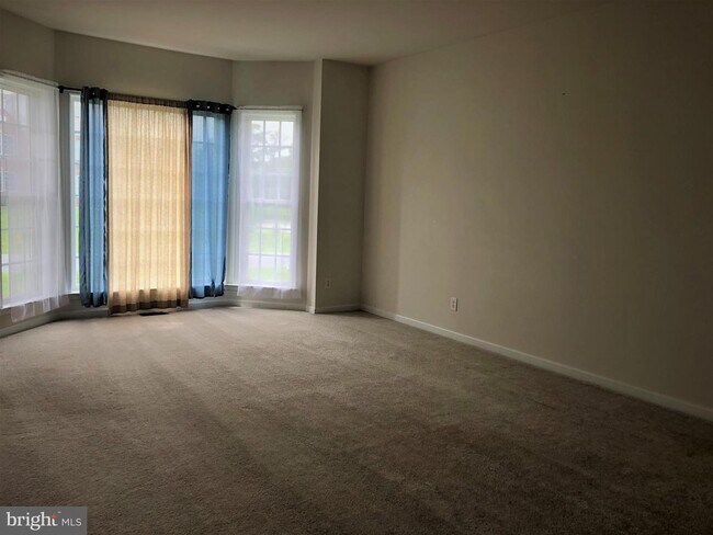 Building Photo - 46 Hempstead Dr