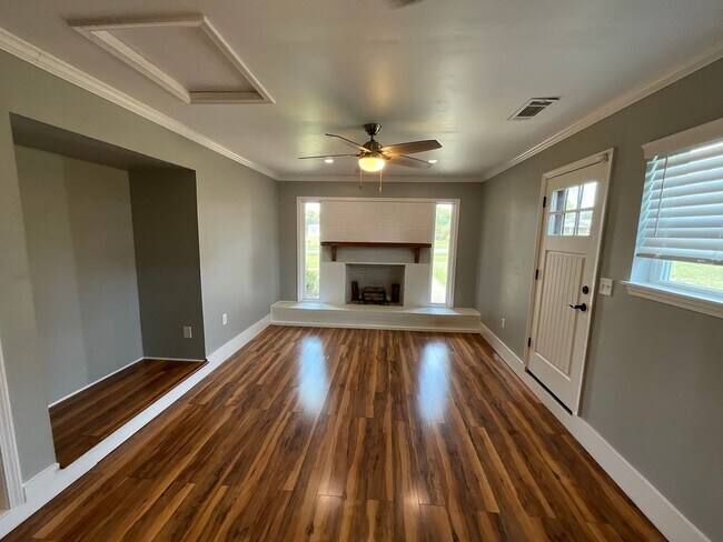 Foto del edificio - Gorgeous 3/2 Brick Home in Marianna with Bonus Room, Shed, and Fenced Back Yard!