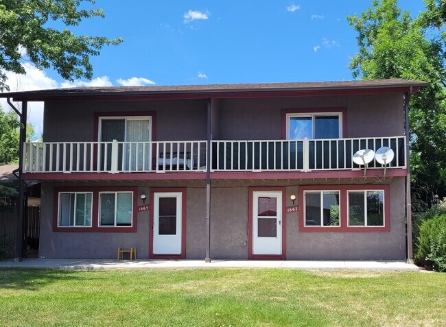 Building Photo - "Charming 2-Bed Duplex with Modern Comfort...