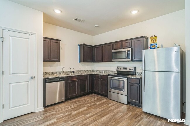 Building Photo - Charming 3BR Townhome in Lithonia