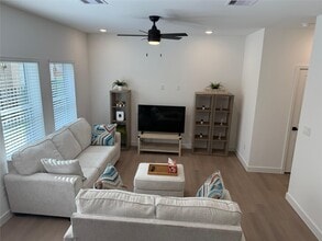 Building Photo - 11621 Waldemar Dr