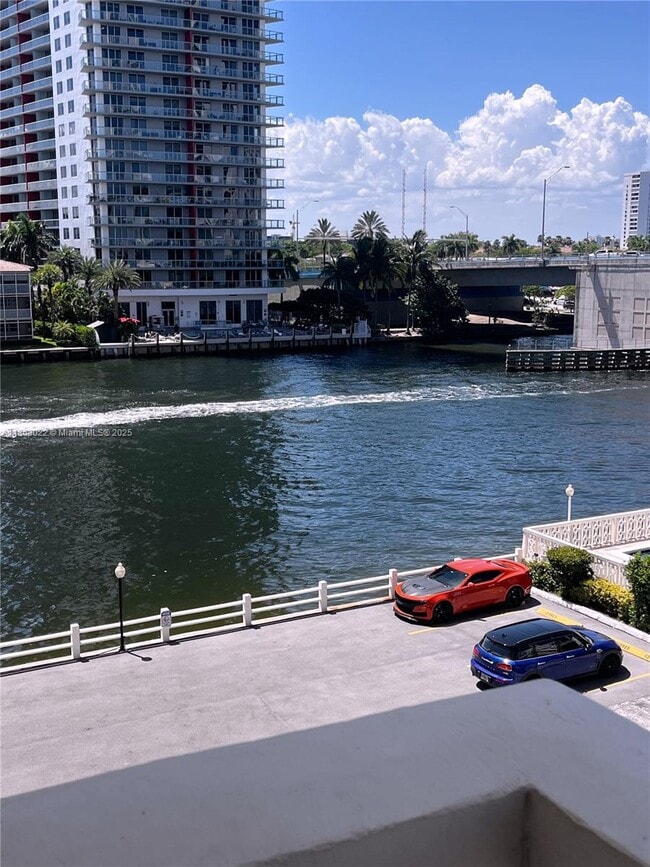 Building Photo - 1817 S Ocean Dr
