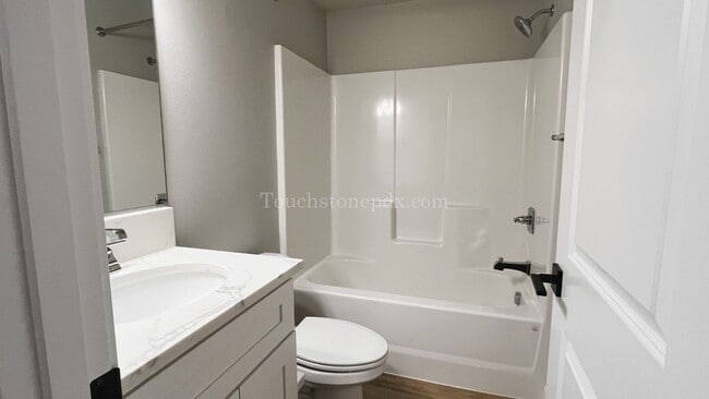 Building Photo - Modern 3-Bedroom Home!