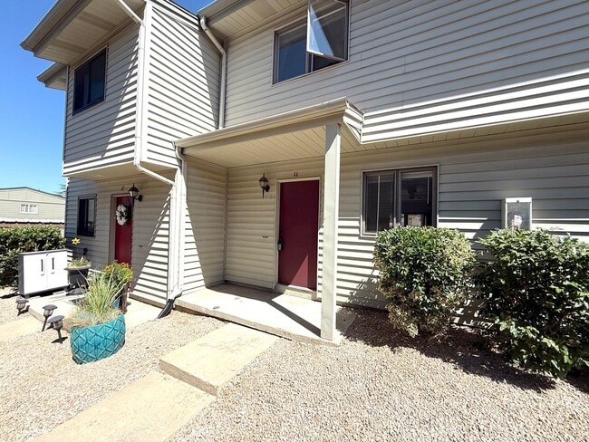 Building Photo - Townhome in Prescott!