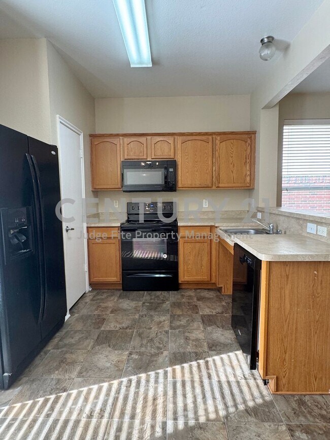 Building Photo - Adorable 2/2/1 Townhome in Falcon's Lair R...