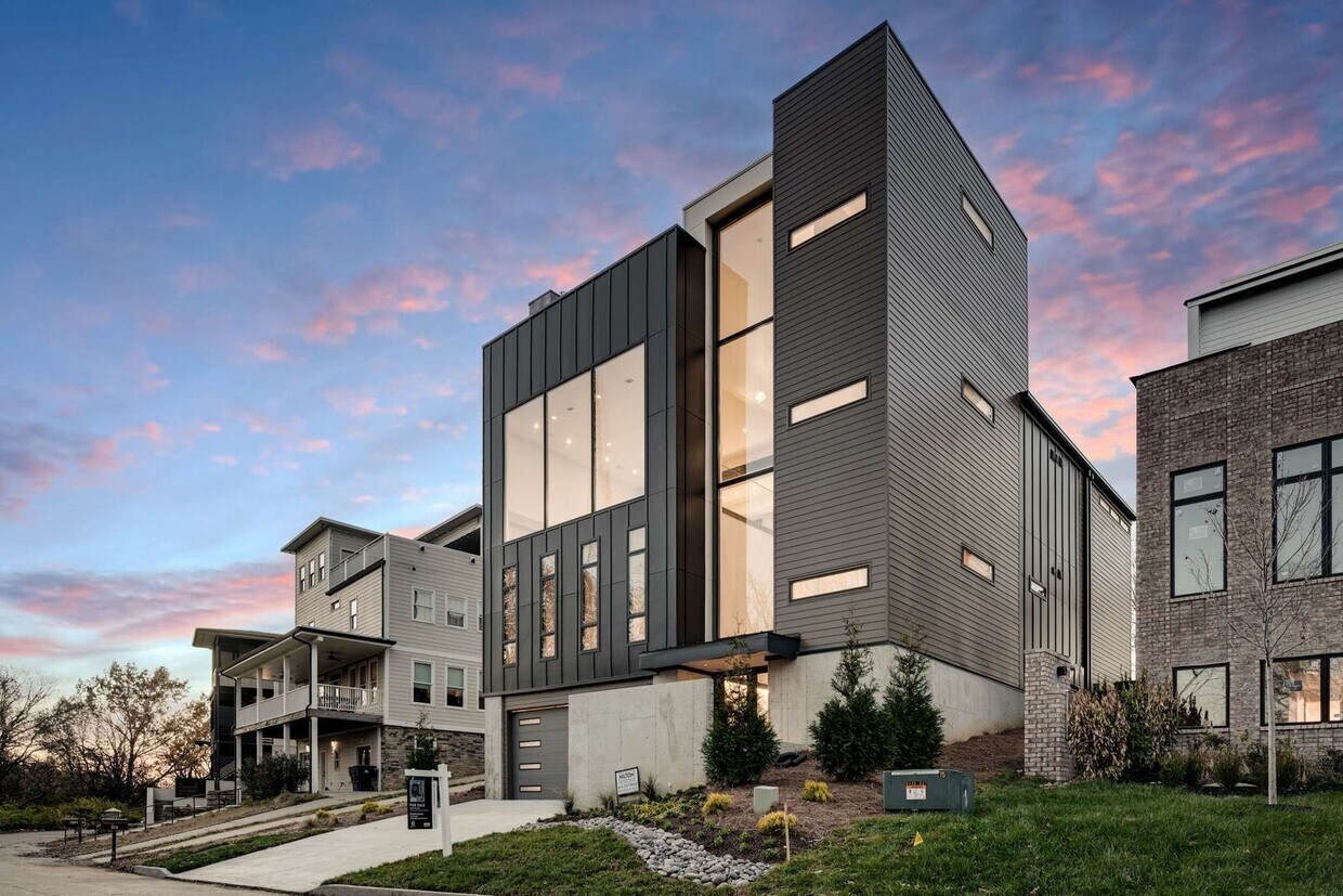 Primary Photo - Absolute Stunner 4BE/4.5BA located near Ch...