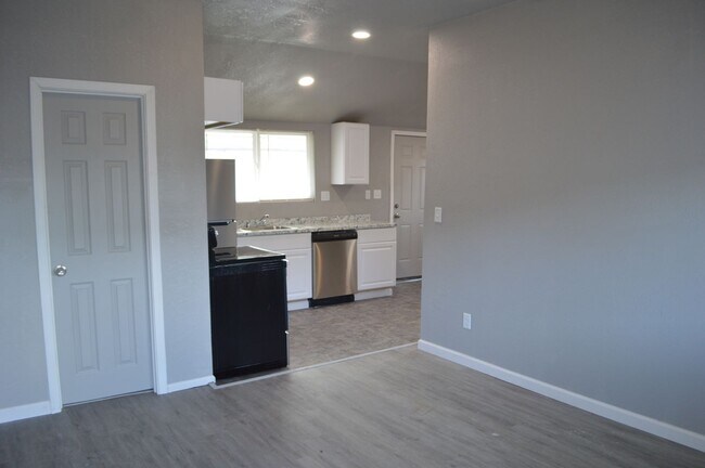 Foto del edificio - Centrally Located One Bedroom Duplex