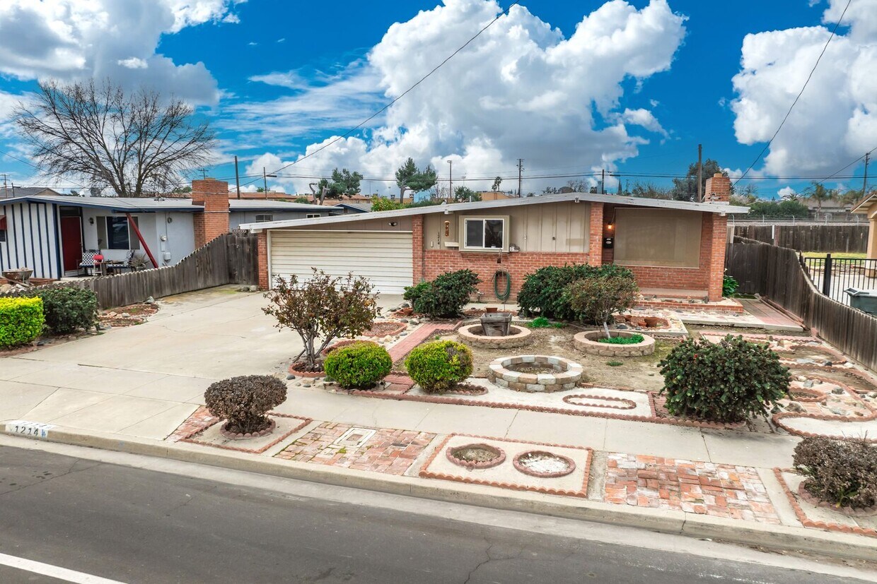 Foto principal - Charming 3 bedroom 1.5 bathroom home locat...