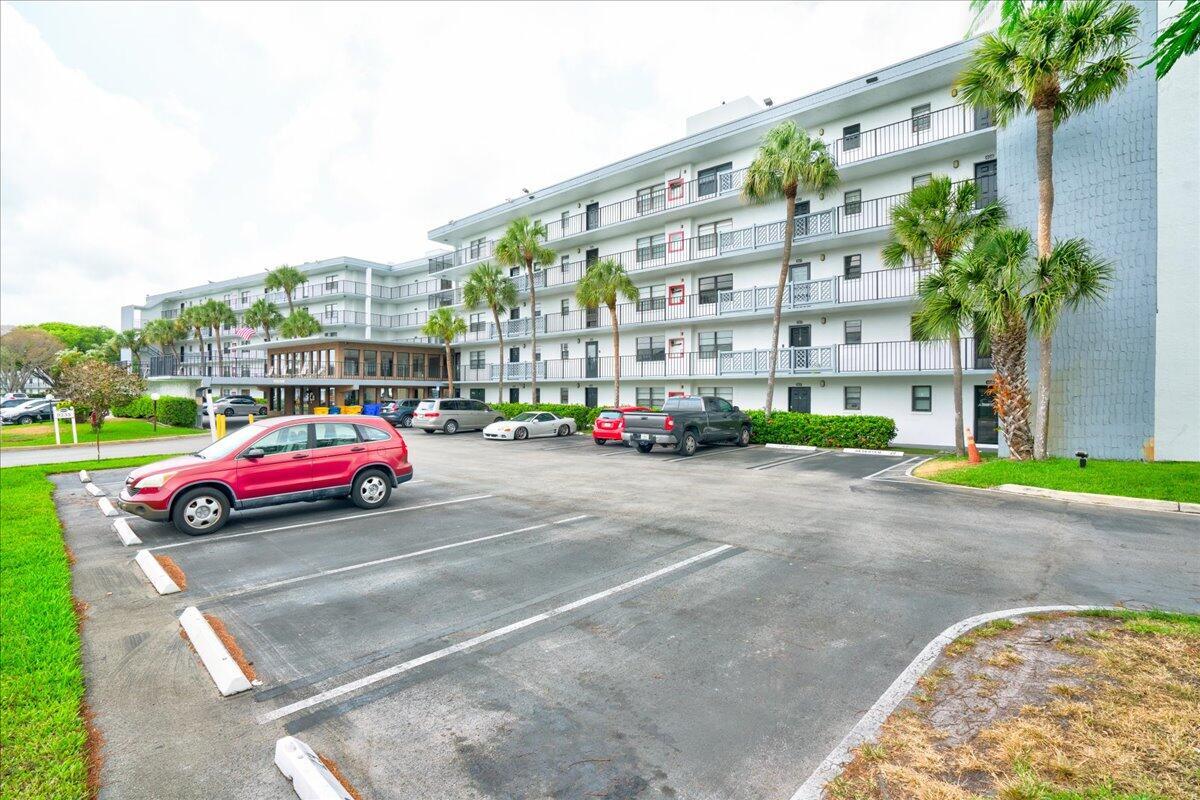 Foto principal - 9235 SW 8th St