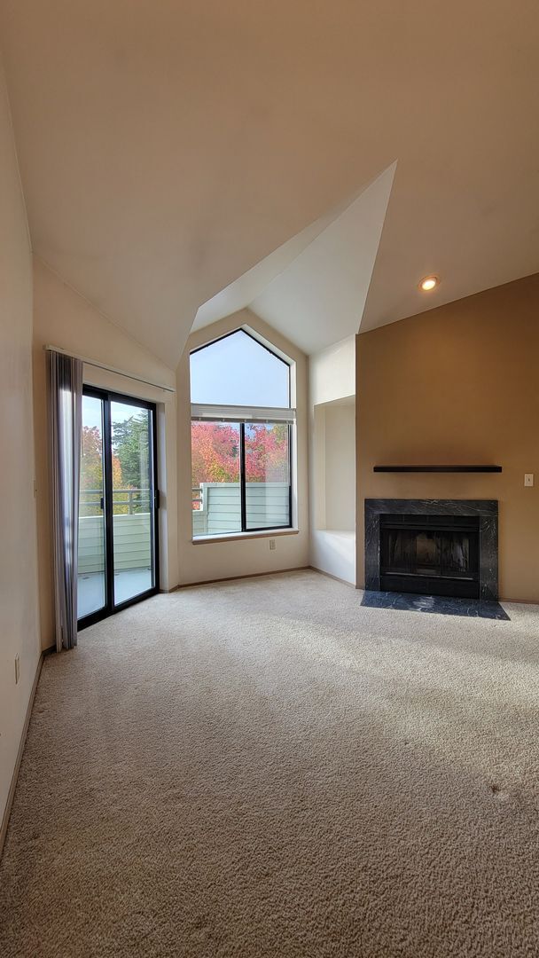 Foto del edificio - DOWNTOWN KIRKLAND 2 BED, 2.5 BATH TOWNHOME...