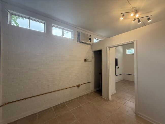 Foto del edificio - Rental Available: 427B General Mouton