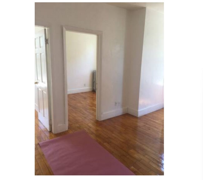 Building Photo - 8 Adella Pl