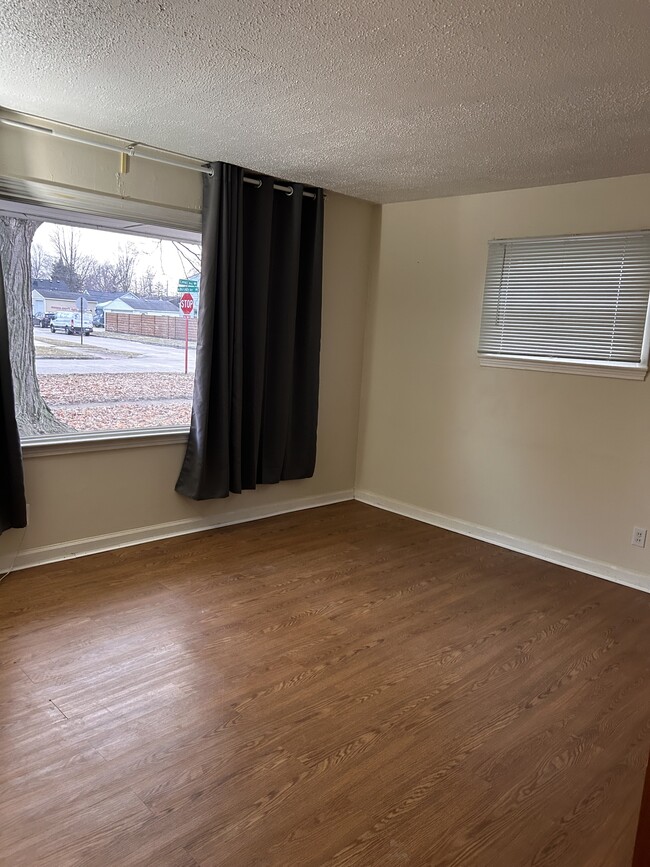 Living Room - 27307 Lenox Ave