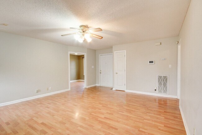 Foto del edificio - Amazing Home With Fireplace and Hardwood Flooring in Whitehall Subdivision
