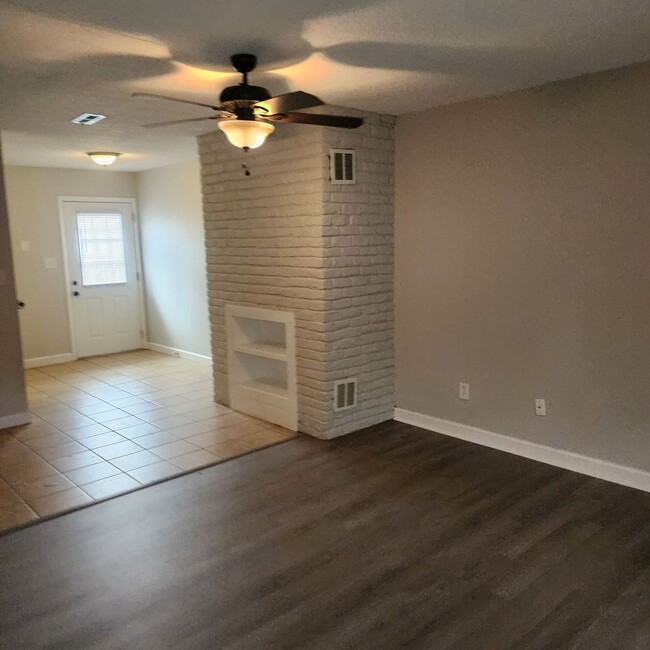 Building Photo - Remodeled 2 Bedroom Townhouse FOR RENT